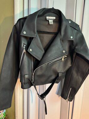 CONTEMPO  CASUALS FAUX  LEATHER BIKER JACKET SIZE MEDIUM BLACK TWO ZIP POCKET NW